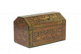 344.  Arqueta con tapa a “dos aguas”, de madera lacada, decoración de animales sobre fondo negro y cenefa.Trabajo mejicano, Olinalá, estado Guerrero, segunda mitad del S. XIX  .