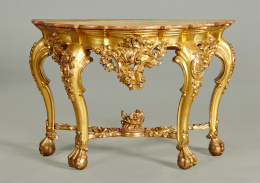 356.  Consola de estilo Felipe V de madera tallada, estucada y dorada, con tapa de mármol rosa.Trabajo español, S. XIX.