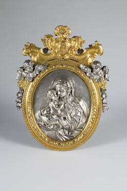532.  Virgen con el niño, plata cincelada. enmarcada en bronce dorado al mercurio.Orfebre Italiano, S.XVIII.
