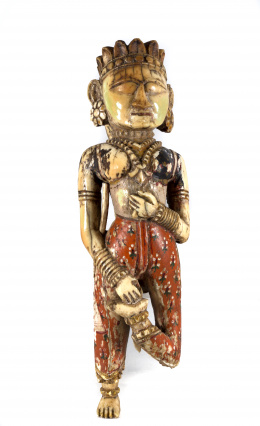 1028.  Vishnu escultura en marfil tallado y policromado.Birmania o India, trabajo para el mercado internacional, ff. S. XVI - pp. S. XVII .