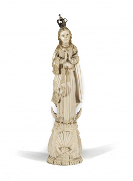 1025.  “Inmaculada” escultura exenta en marfil tallado, dorado y policromado. Escuela Indoportuguesa, ff. S. XVII - pp. S. XVIII.