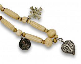 543.  Collar popular de hueso s.XVIII con Cristo en corazón,cruz palestina y medalla de Santiago.