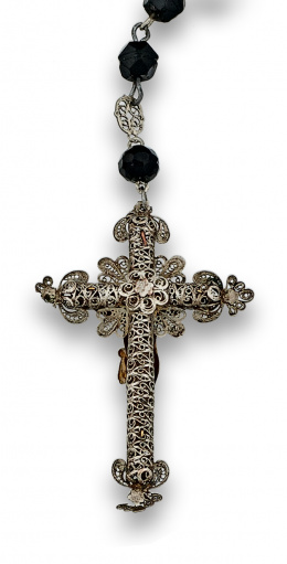 534.  Rosario de azabache y plata s.XVIII con cruz de filigrana  de plata y vermeill.