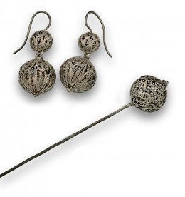36.  Pendientes largos y aguja populares s XIX con motivos esféricos de filigrana de plata.