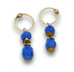 553.  Pendientes pps s.XIX con dos vidrios color añil facetados en metal dorado.