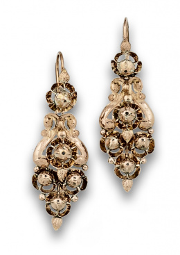 22.  Pendientes largos populares s.XIX con flores con diamantes y volutas.