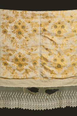 1019.  Frontal Carlos IV de altar en seda bordada, con hilos de oro y encaje aplicado.Trabajo valenciano, ff. S. XVIII..
