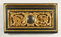 511.  Frontal de altar de madera tallada y dorada, cartela oval en el centro rodeada de hojas de acanto.Trabajo español, S. XVI.