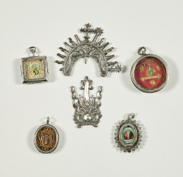 381.  Relicario oval con marco decorado con crestería y dos vitrales, una con reliquia y la leyenda: “Señor Justo Salvador” y por otro un grabado coloreado con la Virgen.S. XVIII.