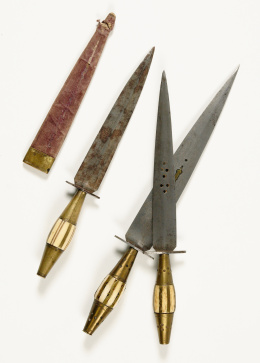 433.  Cuchillo con hoja de acero de decoración calada y grabada, con empuñadura en bronce y hueso.Albacete, S. XIX..