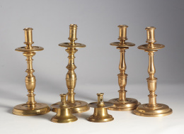 983.  Pareja de candeleros de “carrete” en bronce.Trabajo español, S. XVII.