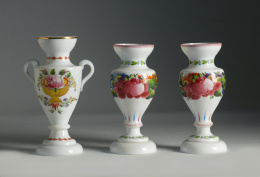 332.  Florero de opalina de dos asas con decoración esmaltada de un cesto con flores.La Granja, S. XVIII.