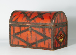 989.  Cofre de madera lacada de rojo y negra con tapa convexa,con decoración romboidal.Trabajo español, S. XVII.