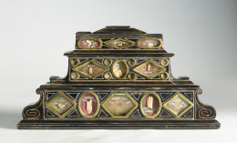 382.  Base relicario época Felipe III de madera chapeada de ébano, fileteado de marfil y diecinueve vitrales con reliquias.Taller italiano, primer tercio del S. XVII. .