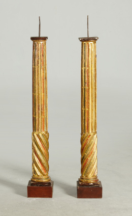 535.  Pareja de columnas estriadas de madera tallada, estucada y esgrafiada.Trabajo castellano, S. XVII..