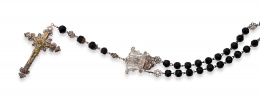 582.  Rosario s.XIX con cuentas de azabahe facetado y filgrana de plata en crucifijo e piezas.