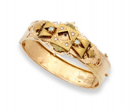 577.  Brazalete rígido isabelino con centro de diamantes y perlitas finas .