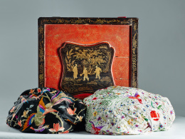 392.  Mantón de “Manila” de seda negra, bordada con aves del paraíso, flores y pájaros en hilos de color.Trabajo chino, pp. del S. XX