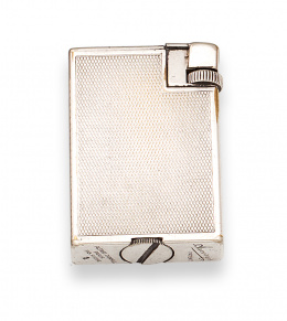 697.  Encendedor DUNHILL chapado en plata con decoración grano de cebada.