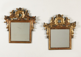 361.  Pareja de espejos de estilo rococó con copete tallado, decorado con rocallas.Trabajo español s.XIX.