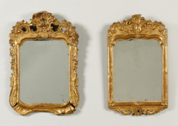 1055.  Dos espejos de madera tallada, estucada y dorada.Trabajo francés, pp. del S. XVIII..