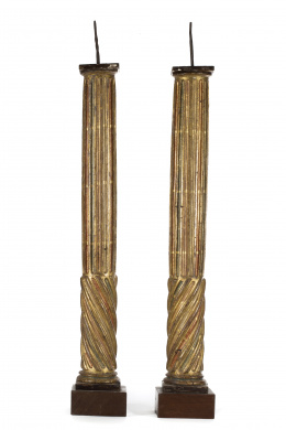 898.  Pareja de columnas estriadas de madera tallada, estucada y esgrafiada.Trabajo castellano, S. XVII..