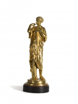 980.  Figura femenina en bronce dorado, firmada A. LEMAIRE.