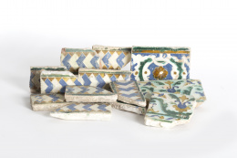 1346.  Conjunto de diez azulejos de cerámica esmaltada, con la técnica de arista, con motivos geométricos formando, en blanco y azul alo ocre y verde.Toledo, S. XVI.