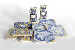 438.  Conjunto de 4 azulejos con decoración de hojas de acanto en azul de cobalto y detalles en amarillo aplicado en frío.Talavera, S. XVI.