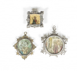 407.  Medalla devocional con marco de plata sobre dorada, viril con la Virgen y el niño por un lado y por otro con dos pájaros de metal, marco de plata.España, S. XVIII.