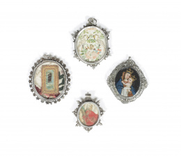 412.  Medalla devocional con dos viriles y dos grabados, marco de plata en su color con florones.España, S. XVIII..