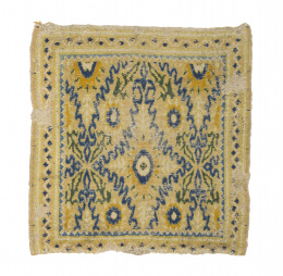 787.  Alfombra en lana, de color melado, azul y ocre.Cuenca, S. XVII..