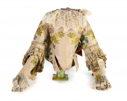 409.  Corpiño de imagen vestidera de seda bordada con flores, rematado por encaje.Trabajo español, S. XVIII.