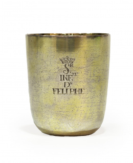 571.  Vaso de plata con restos de vermeille, con inscripción “Sr INF,te Dn Feliphe” bajo corona de marqués.Trabajo español, S. XVII.