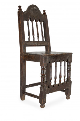 567.  Silla en madera de nogal, tallada y torneada. Trabajo mallorquín XVIII.