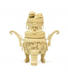 491.  Pebetero en marfil tallado y grabado, con perro foo en la tapa y patas en forma de garra. China, dinastía Qing, ff. S. XIX