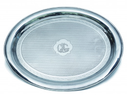 1018.  Bandeja de plata con decoración de “guilloché” e iniciales. Con marcas.Rovira, Barcelona, S. XIX-1934..