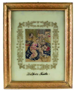 1086.  Bordado y grabado coloreado, con leyenda la “Santa Familia”, con marco de madera dorado de papel aplicado.S. XIX.