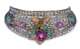 1061.  Diadema de bronce dorado con piedras simuladas en cristal de “strass” y piedras de color, S. XIX.