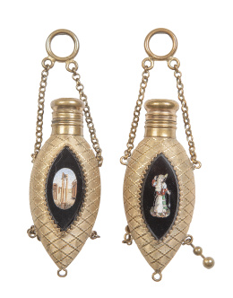 697.  Pareja de esencieros de metal dorado con decoración de retícula y micromosaico.Italia, h. 1800.