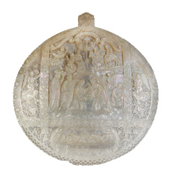 705.  "Natividad".Concha de nácar tallada y calada.Recuerdo de Tierra Santa, S. XIX.