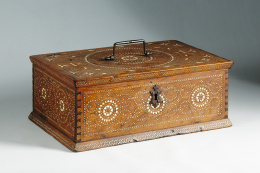 1106.  Arqueta de cubierta plana de madera de nogal y hueso con taracea de “pinyonet”, decoración geométrica, de estrellas y elementos vegetales.Trabajo catalo-aragonés, S. XVII-XVIII..