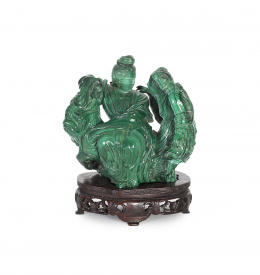 1388.  “Pareja de damas”Grupo escultórico en malaquita sobre peana de madera tallada.China, pp. S. XX