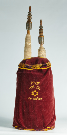 1008.  Rollo de torá en piel y tinta, rematado en madera torneada con aplicaciones.S. XIX.