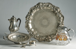 1248.  Bandeja en plata repujada, con motivos vegetales.Portugal h.1938..