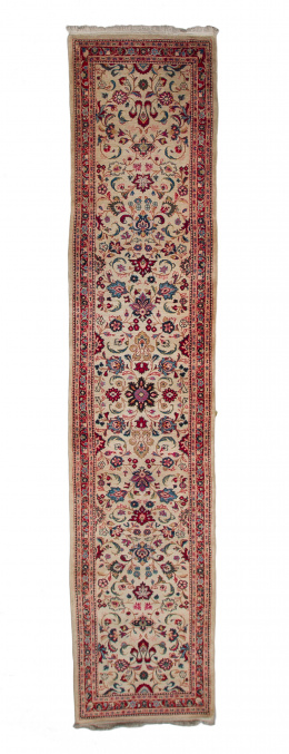 403.  Alfombra en lana con campo teja y ocre, con decoración de flores, .