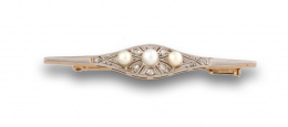 750.  Broche de pps s XX con tres perlas finas y diamantes en líneas caladas que dibujan forma ojival.