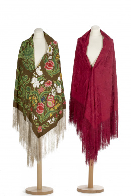 1079.  Mantón de “Manila” en seda marrón con flores bordadas de hilos de color, Trabajo cantonés, pp. del S. XX..