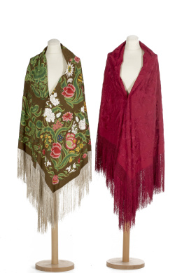 1080.  Mantón de “Manila” en seda granate con flores bordadas del mismo color.Trabajo cantonés pp. del S. XX..