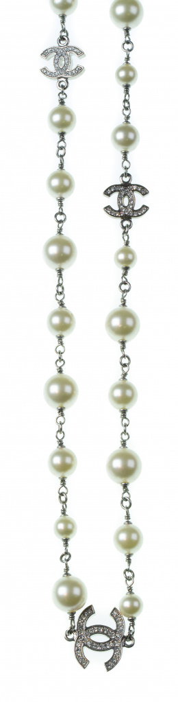 772.  Conjunto de dos collares largos de bisutería CHANEL con símil perlas y estrás en los los logos de la marca.